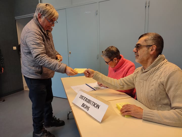 Distribution des bons de Bonne année aux seniors !